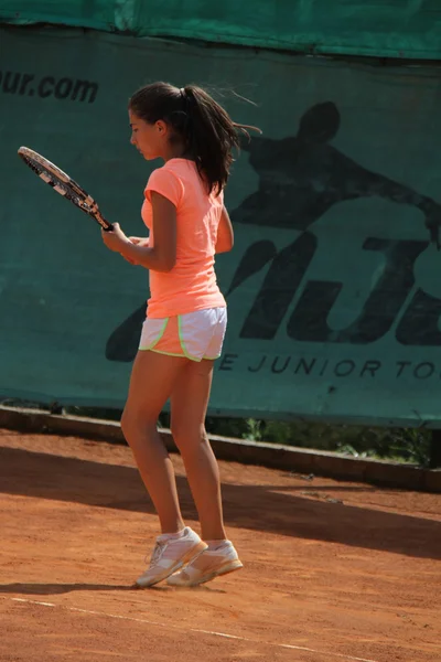 Mooi meisje op de tennisbaan — Stockfoto