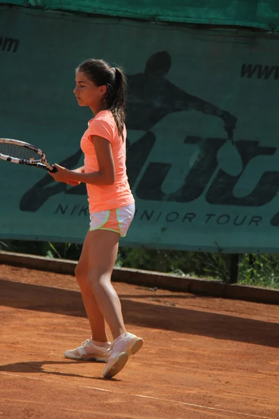 Mooi meisje op de tennisbaan — Stockfoto