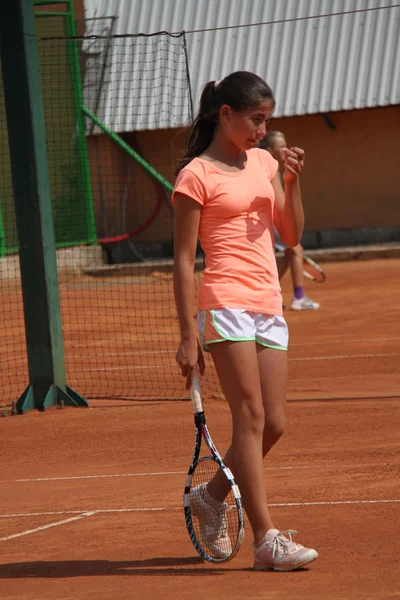 Mooi meisje op de tennisbaan — Stockfoto