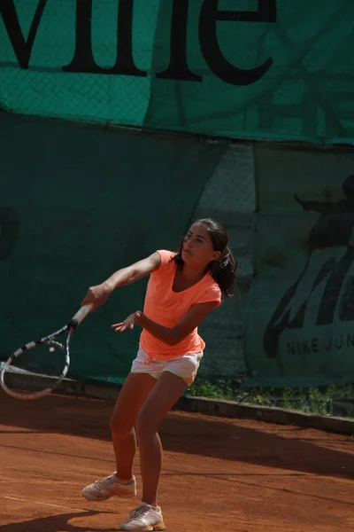 Beautiful young girl on the tennis court — Stock Photo, Image