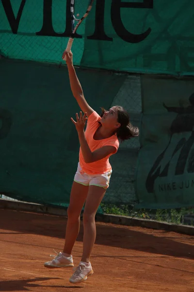 Hermosa joven en la cancha de tenis —  Fotos de Stock