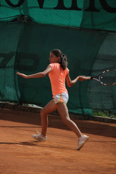 Schöne junge Mädchen auf dem Tennisplatz — Stockfoto