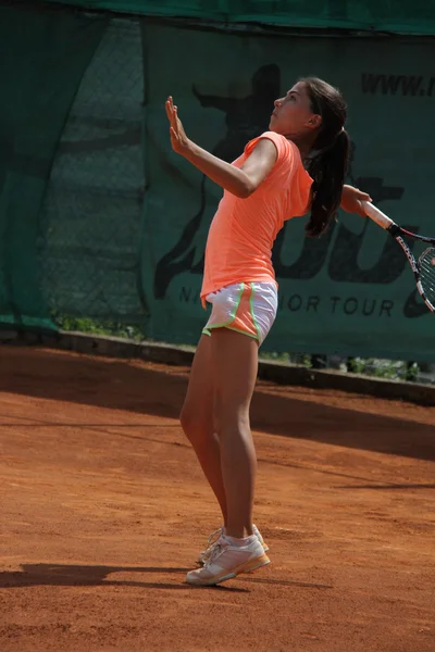 Schöne junge Mädchen auf dem Tennisplatz — Stockfoto