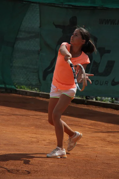 Menina bonita na quadra de tênis — Fotografia de Stock