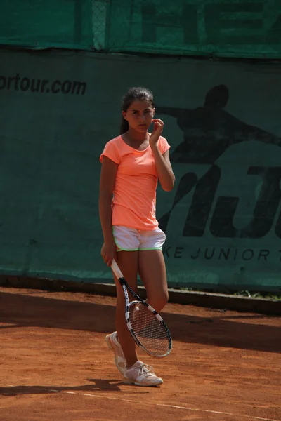 Schöne junge Mädchen auf dem Tennisplatz — Stockfoto