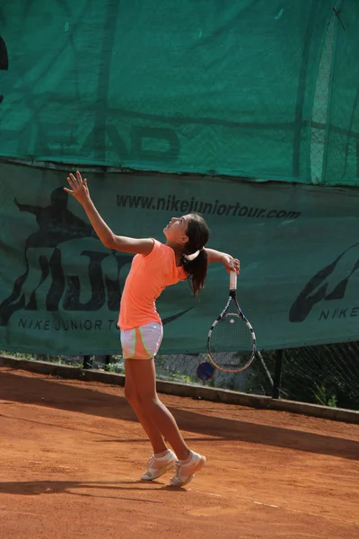 Bella ragazza sul campo da tennis — Foto Stock