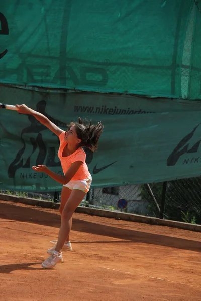 Gadis muda yang cantik di lapangan tenis — Stok Foto
