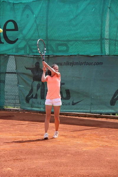 Schöne junge Mädchen auf dem Tennisplatz — Stockfoto