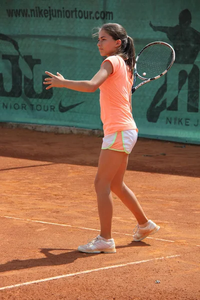 Belle jeune fille sur le court de tennis — Photo