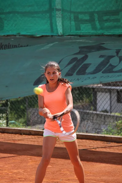 Beautiful young girl on the tennis court — Stock Photo, Image