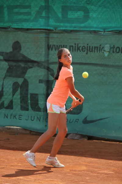 Menina bonita na quadra de tênis — Fotografia de Stock