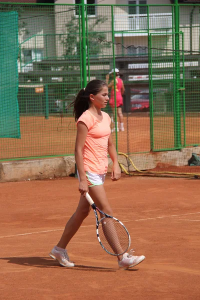 Menina bonita na quadra de tênis — Fotografia de Stock