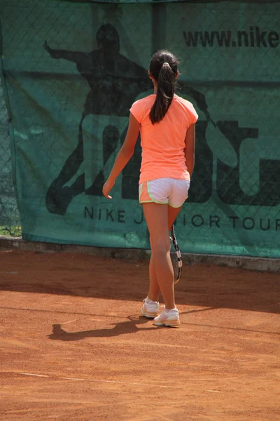 Vacker ung flicka på tennisbanan — Stockfoto