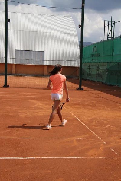 Vacker ung flicka på tennisbanan — Stockfoto