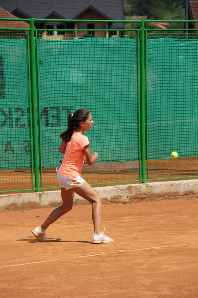 Schöne junge Mädchen auf dem Tennisplatz — Stockfoto