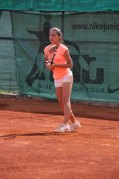 Menina bonita na quadra de tênis — Fotografia de Stock