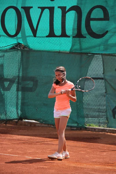 Hermosa joven en la cancha de tenis — Foto de Stock