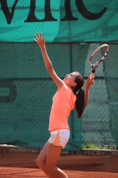 Belle jeune fille sur le court de tennis — Photo