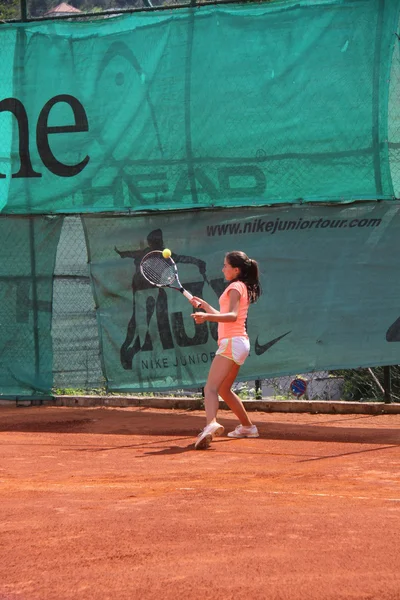 在网球场上年轻漂亮的女孩 — 图库照片