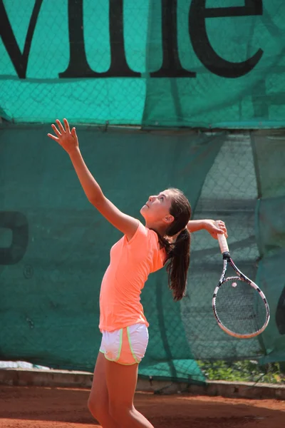 Hermosa joven en la cancha de tenis —  Fotos de Stock