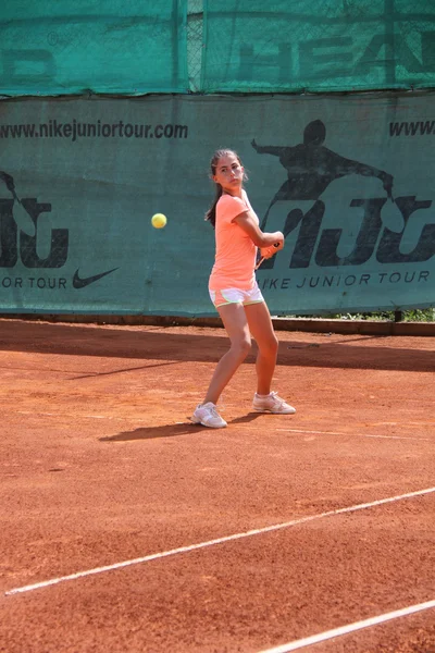 Belle jeune fille sur le court de tennis — Photo