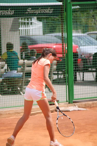 Hermosa joven en la cancha de tenis — Foto de Stock