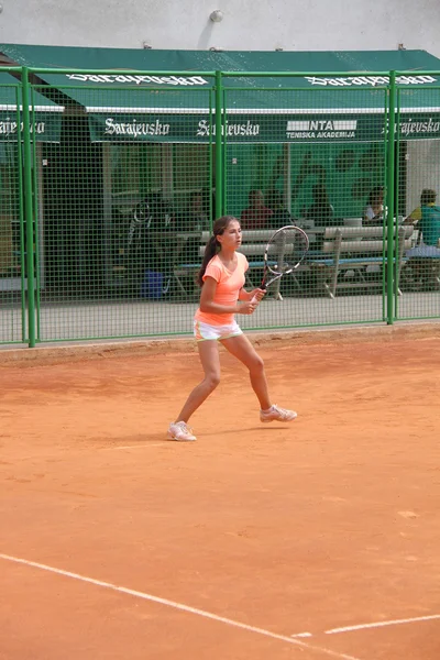 Mooi meisje op de tennisbaan — Stockfoto