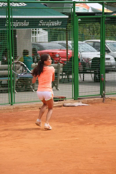 Schöne junge Mädchen auf dem Tennisplatz — Stockfoto