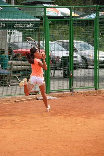 Beautiful young girl on the tennis court — Stock Photo, Image