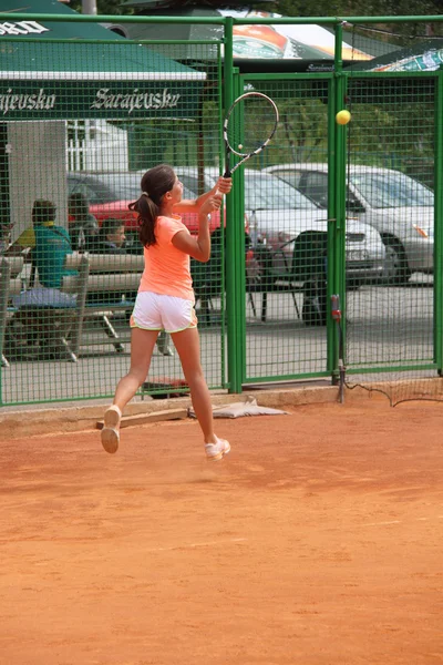 Hermosa joven en la cancha de tenis —  Fotos de Stock