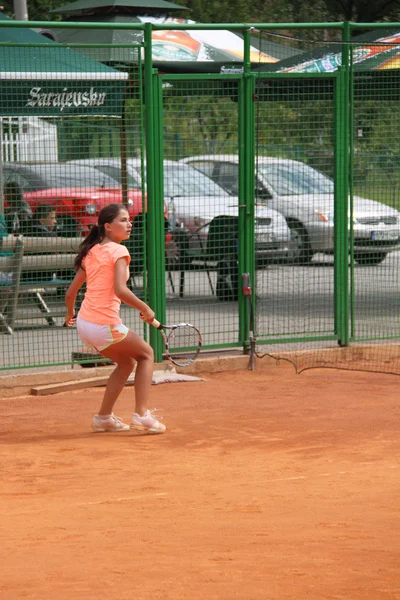 Menina bonita na quadra de tênis — Fotografia de Stock