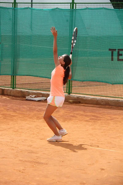 Schöne junge Mädchen auf dem Tennisplatz — Stockfoto