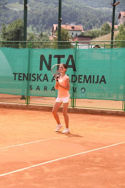 Hermosa joven en la cancha de tenis —  Fotos de Stock