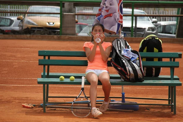 Hermosa joven en la cancha de tenis —  Fotos de Stock