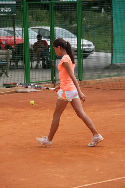 Bella ragazza sul campo da tennis — Foto Stock