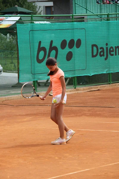 Hermosa joven en la cancha de tenis —  Fotos de Stock