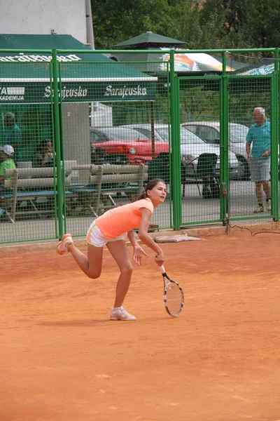 Belle jeune fille sur le court de tennis — Photo