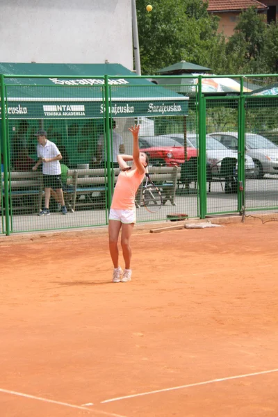 Hermosa joven en la cancha de tenis —  Fotos de Stock