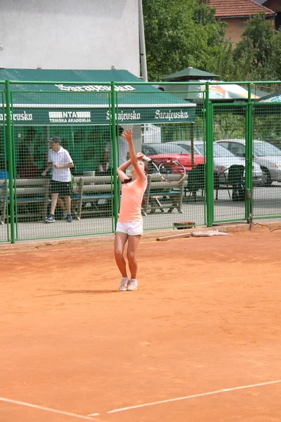 Mooi meisje op de tennisbaan — Stockfoto