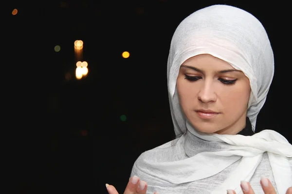 Muslimska vacker flicka i ramadan — Stockfoto