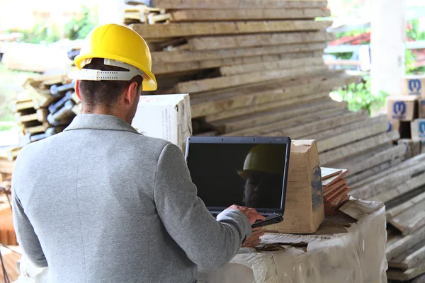 Ingeniero en un sitio de construcción haciendo una llamada de negocios — Foto de Stock