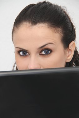 çekici bir genç kadın onu laptop evde çalışma