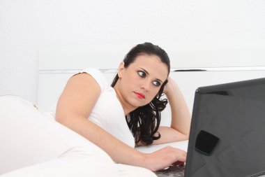 çekici bir genç kadın onu laptop evde çalışma