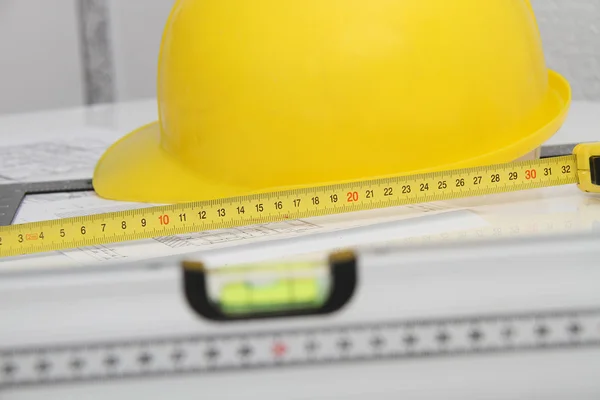 Helm und Werkzeug für Bauzeichnungen und Gebäude — Stockfoto
