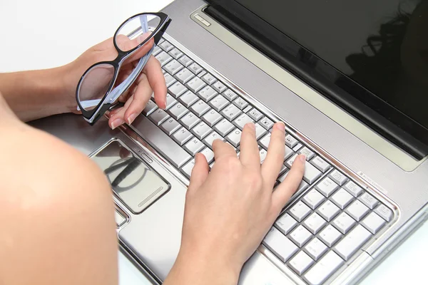 Atractiva joven mujer trabajando en su computadora portátil en casa —  Fotos de Stock