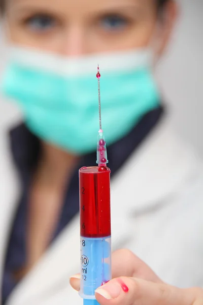 Jeringa de la prueba de sangre roja para la investigación HIV AIDS Concept Idea —  Fotos de Stock