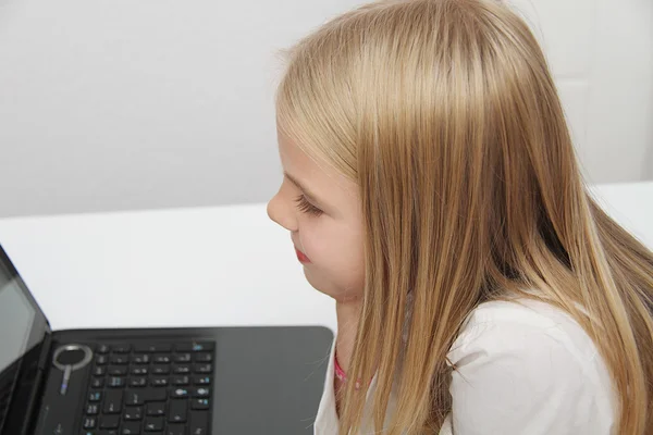 Young Girl Using Laptop At Home — Stock Photo, Image