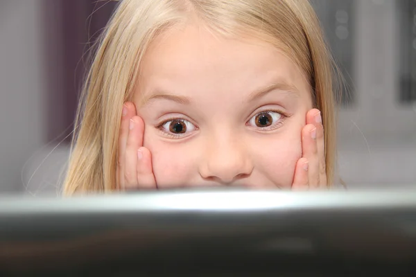 Jeune fille en utilisant un ordinateur portable à la maison — Photo