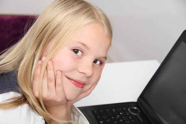 Jeune fille en utilisant un ordinateur portable à la maison — Photo