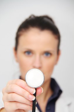 güzel kadın doktor stetoskop ile
